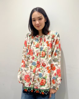 配色が美しい【マヌーシュ】のブラウスがお似合い♡