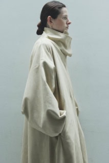 コート¥132,000（ビヨーマ）