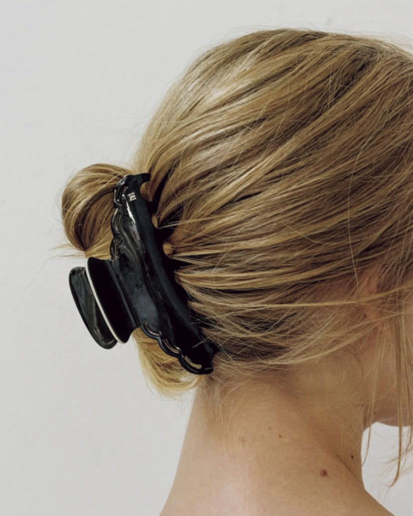 ヘアクリップ¥18,700(マーノ)