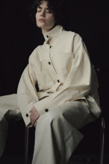 シャツジャケット¥13,200、パンツ¥16,500（アンヌーク／アンヌーク オンラインストア）