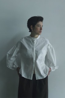 ブラウス¥27,500（HER.）