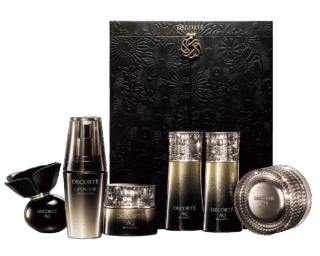 コスメデコルテ エターナルエレガンス ボックス ¥77,000(コスメデコルテ・12月1日限定発売)セット内容:リポソーム アドバンスト リペアセラム インテンス 50mL、AQ ミリオリティ リペア エマルジョン フォーティファイド 75mL、同 リペア ローション フォーティファイド 75mL、同 インテンシブ クリーム フォーティファイド 20g、同 フェイスパウダー エレガンスグレース 10g、AQ パルファン 30mL