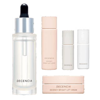 ディセンシア ホリデーキット ¥8,800（ディセンシア・11月5日数量限定発売）セット内容：リンクルO／L コンセントレート 30mL、ホワイトF／L コンセントレート 8mL、モイストS／C コンセントレート 8mL、ディセンシー ブライトリフト ローション 20mL、同 クリーム 8g ※全て［医薬部外品］