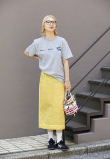 JIL SANDERのスカート、PeateのTシャツとソックス、adidas originalsのスニーカー、Bud.のバッグ、その他は本人私物