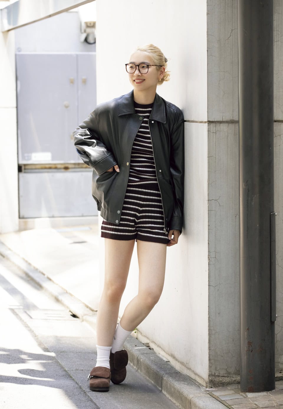 ニットトップ¥44,000、ニットパンツ¥33,000、レザージャケット¥165,000(全てユナス)、シューズ¥53,900(ピッピシック/全てエストネーション)