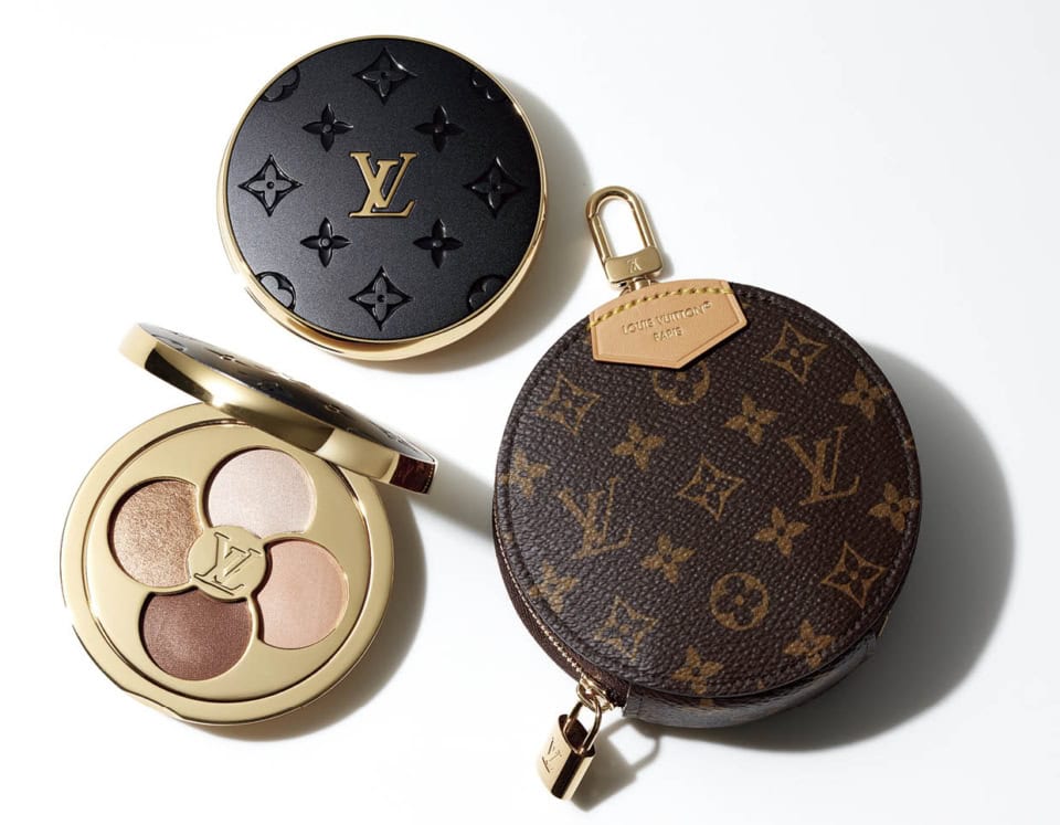 LV オンブル 150 ベージュ メメント¥36,300、アイシャドウ ポーチ¥75,900(共にルイ・ヴィトン クライアントサービス)