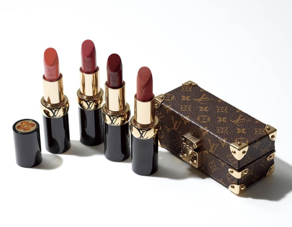 LV ルージュ 左から:600 オン ザ エッジ、201 スペル オン ユー、896 モノグラム・ルージュ、105 ヌード ネセセール 各¥23,100、トランク リップスティックケース¥443,300(全てルイ・ヴィトン クライアントサービス)