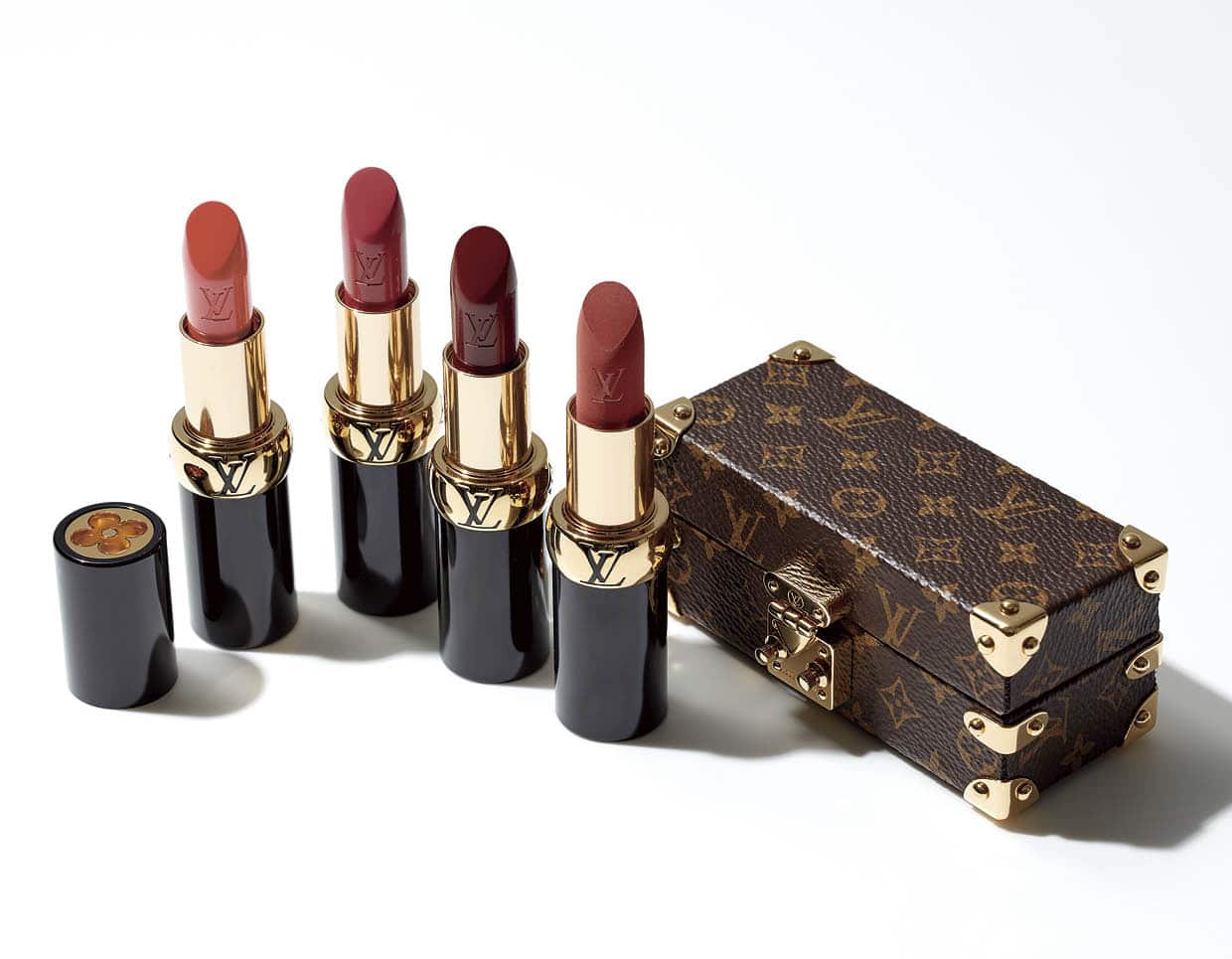 LV ルージュ 左から:600 オン ザ エッジ、201 スペル オン ユー、896 モノグラム・ルージュ、105 ヌード ネセセール 各¥23,100、トランク リップスティックケース¥443,300（全てルイ・ヴィトン クライアントサービス）