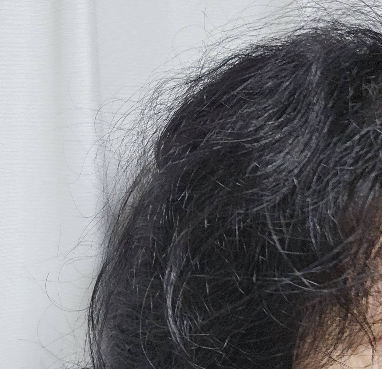 お見苦しくってスイマセンね。普段の朝、起きぬけの髪の基本の質感はこんな感じなんです。使うシャンプーによってはもっとパサつく朝もあります。ボサボサ。いやよねえ、髪って年齢が本当に出るパーツです。