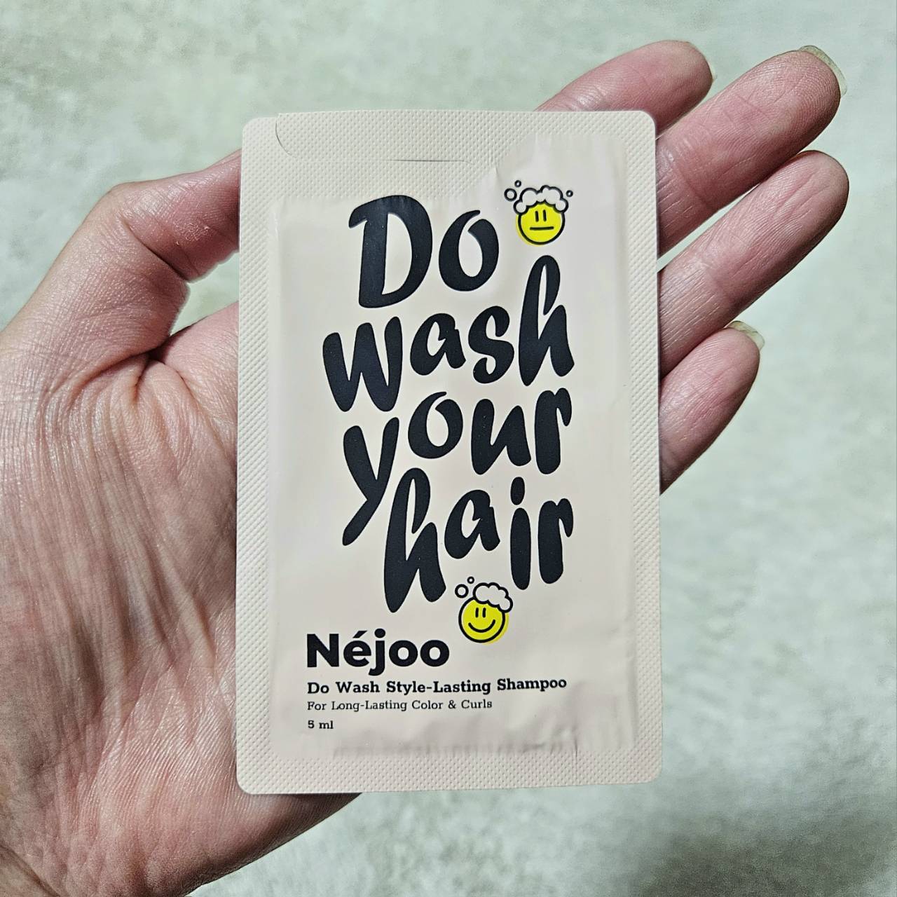 【Néjoo】これが100円で買える1回分のサシェ。こちらが5mLです。