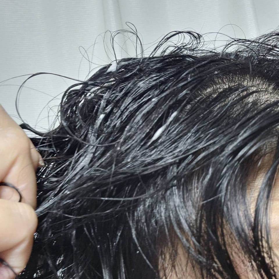 【Néjoo】毛先を中心に泡を塗布します。