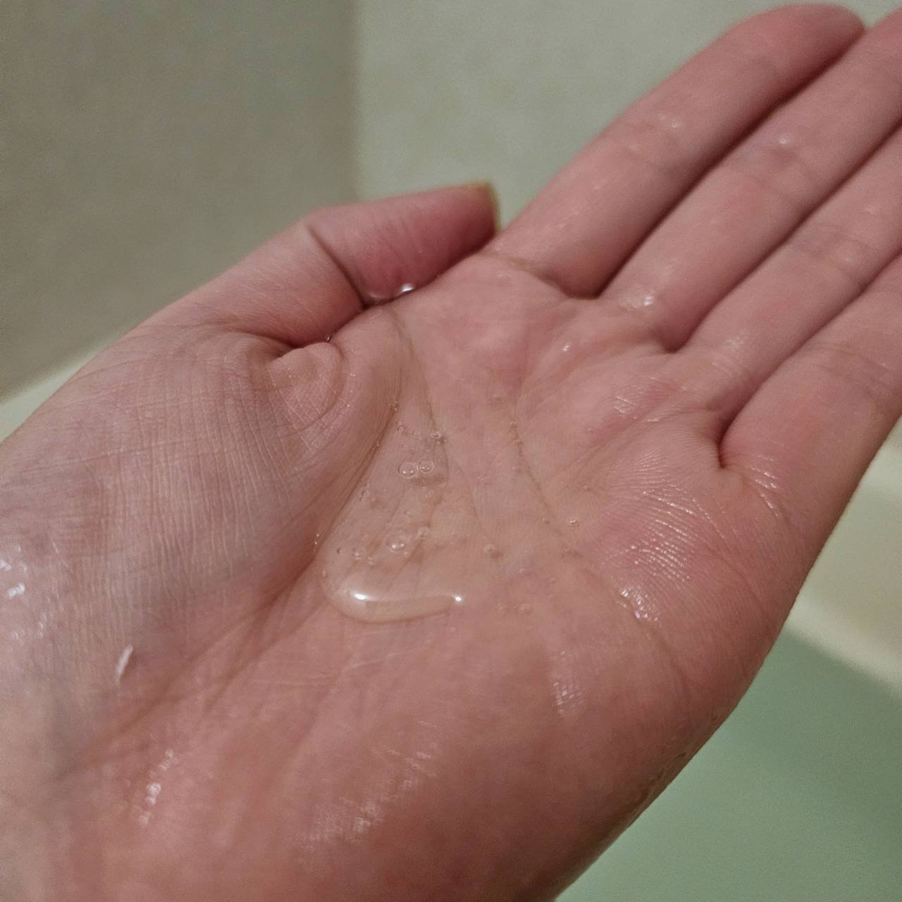 【Néjoo】お風呂で必死で絞り出したところ、1回分はこのくらい。普段つけているシャンプーの量よりずいぶん少ない気がしました。が、