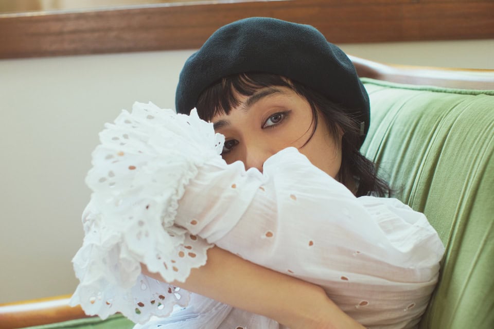 ★ブラウス¥46,200（サントゥエイトビンテージアパートメントストア）、パンツ¥53,900（アキラナカ）、ベレー帽¥7,700（オーバーライド／OVERRIDE 神宮前）