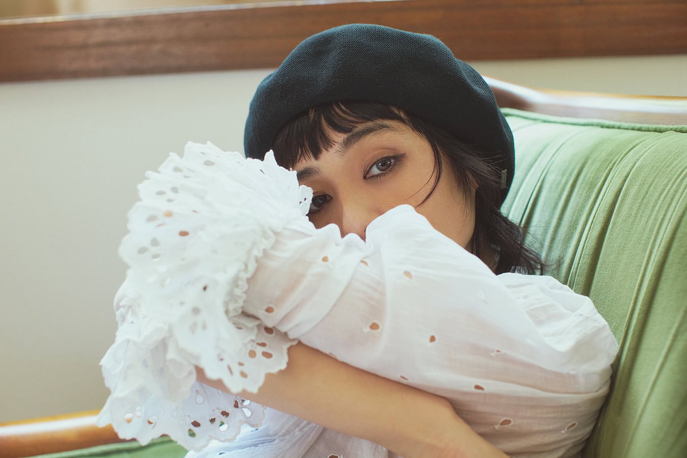 ★ブラウス¥46,200（サントゥエイトビンテージアパートメントストア）、パンツ¥53,900（アキラナカ）、ベレー帽¥7,700（オーバーライド／OVERRIDE 神宮前）