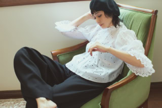 ★ブラウス¥46,200（サントゥエイトビンテージアパートメントストア）、パンツ¥53,900（アキラナカ）、ベレー帽¥7,700（オーバーライド／OVERRIDE 神宮前）