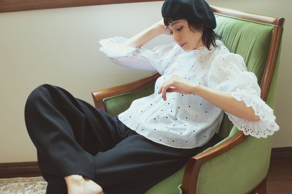 ★ブラウス¥46,200（サントゥエイトビンテージアパートメントストア）、パンツ¥53,900（アキラナカ）、ベレー帽¥7,700（オーバーライド／OVERRIDE 神宮前）