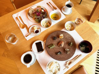 朝食は、2択。洋食は「パン、季節野菜のスープ、地元農家直送グリーンサラダ、フルーツトマトと水牛モッツァレラ、嬬恋キャベツボロニアソーセージ、オーバーナイトオーツと季節のフルーツ、自家製ジャムとバター」。和食は「佐久市産こしひかり、信州サーモンの味噌漬け焼き、揚げ出し当豆腐、季節野菜の漬け物と和え物、お吸い物、オーバーナイトオーツと季節のフルーツ、味付け海苔」。