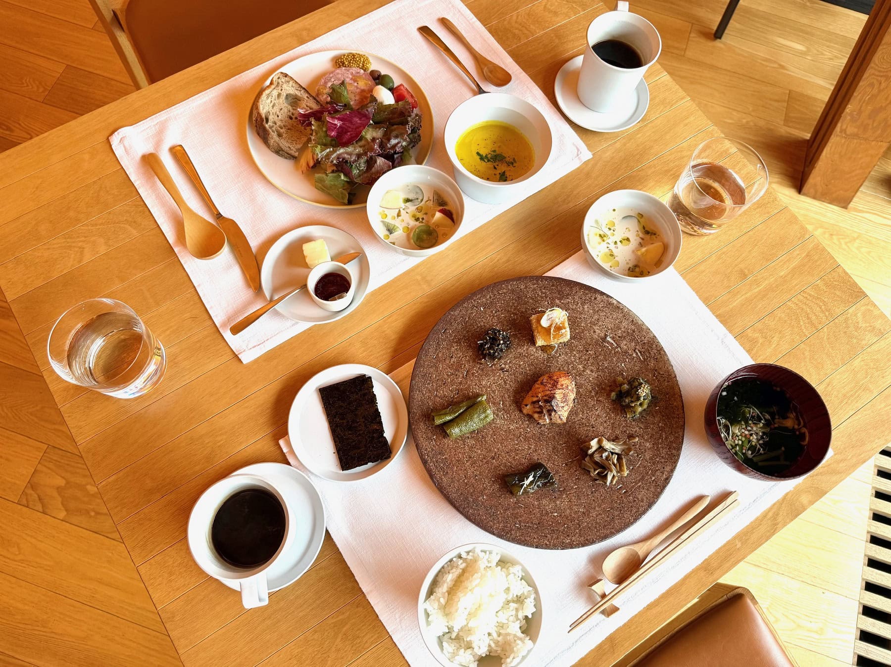 朝食は、2択。洋食は「パン、季節野菜のスープ、地元農家直送グリーンサラダ、フルーツトマトと水牛モッツァレラ、嬬恋キャベツボロニアソーセージ、オーバーナイトオーツと季節のフルーツ、自家製ジャムとバター」。和食は「佐久市産こしひかり、信州サーモンの味噌漬け焼き、揚げ出し当豆腐、季節野菜の漬け物と和え物、お吸い物、オーバーナイトオーツと季節のフルーツ、味付け海苔」。
