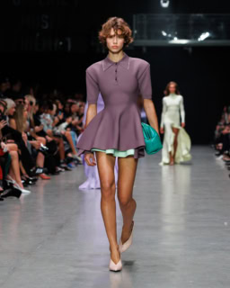 「動きを加えるとスカート部分がフォワンフォワンって揺れて、それがすごくかわいかったんです。どちらかというと【ステラ マッカートニー】は強い女性のイメージがあったので、こういったルックも新鮮でした! 」