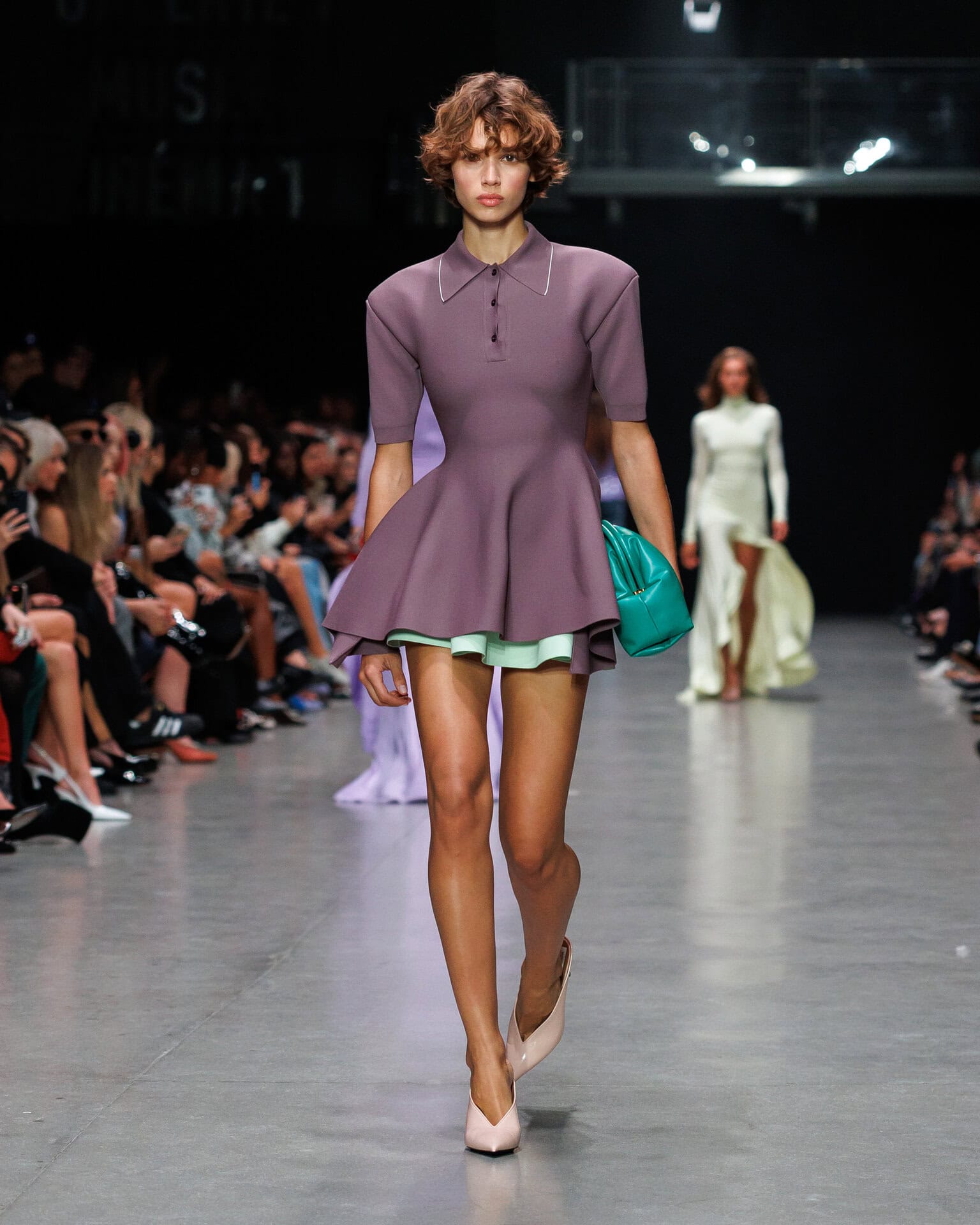 「動きを加えるとスカート部分がフォワンフォワンって揺れて、それがすごくかわいかったんです。どちらかというと【ステラ マッカートニー】は強い女性のイメージがあったので、こういったルックも新鮮でした！ 」