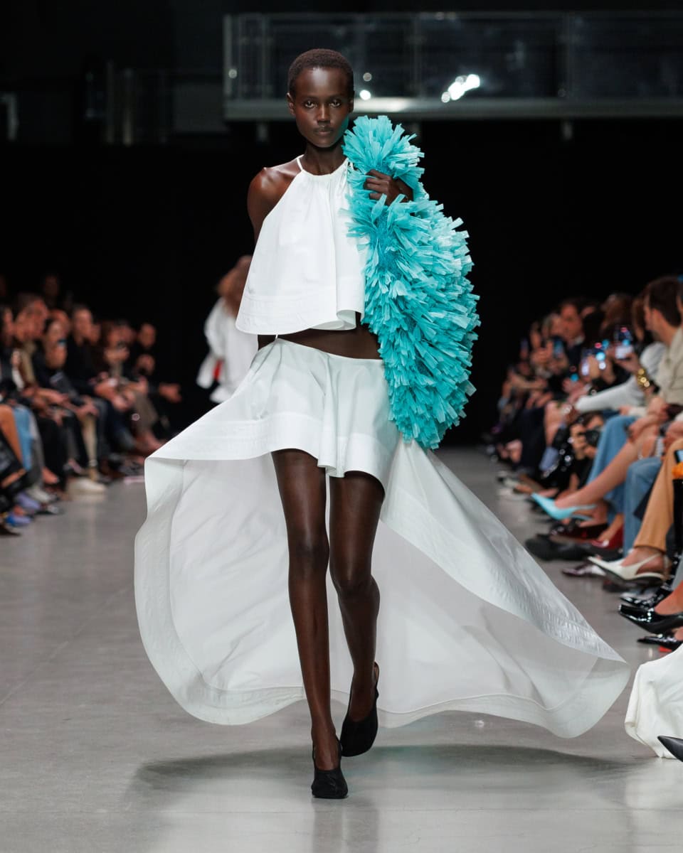 「このルックは、とにかくスカートが好き♡ 歩いている姿がすごく美しくドラマティックだったんです! 」