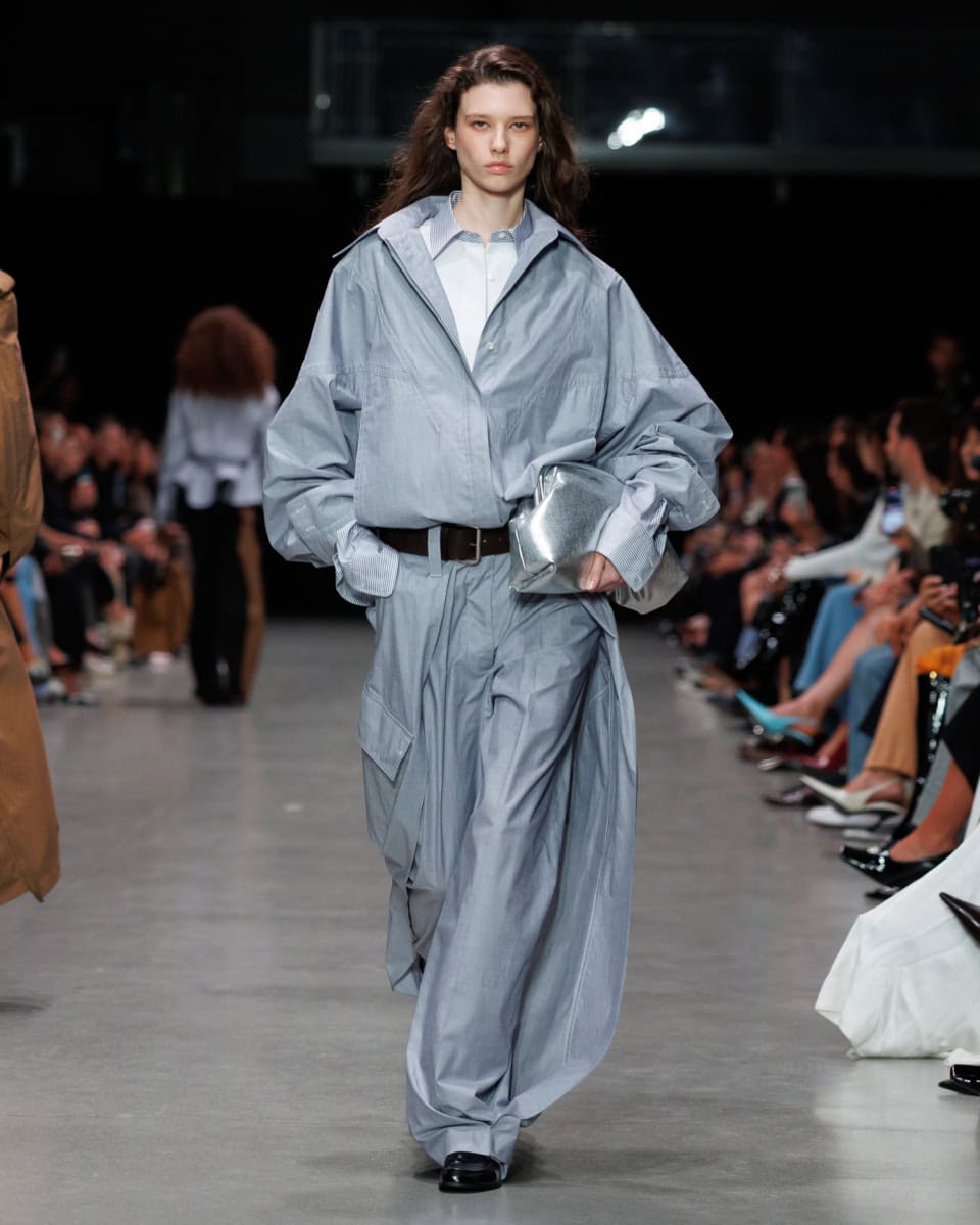 「大胆なオーバーサイズに惹かれたルックです。シャツのレイヤードも新鮮で、日常でも真似したい! って思いました。シルバーのバッグの合わせも素敵ですよね♡ 」