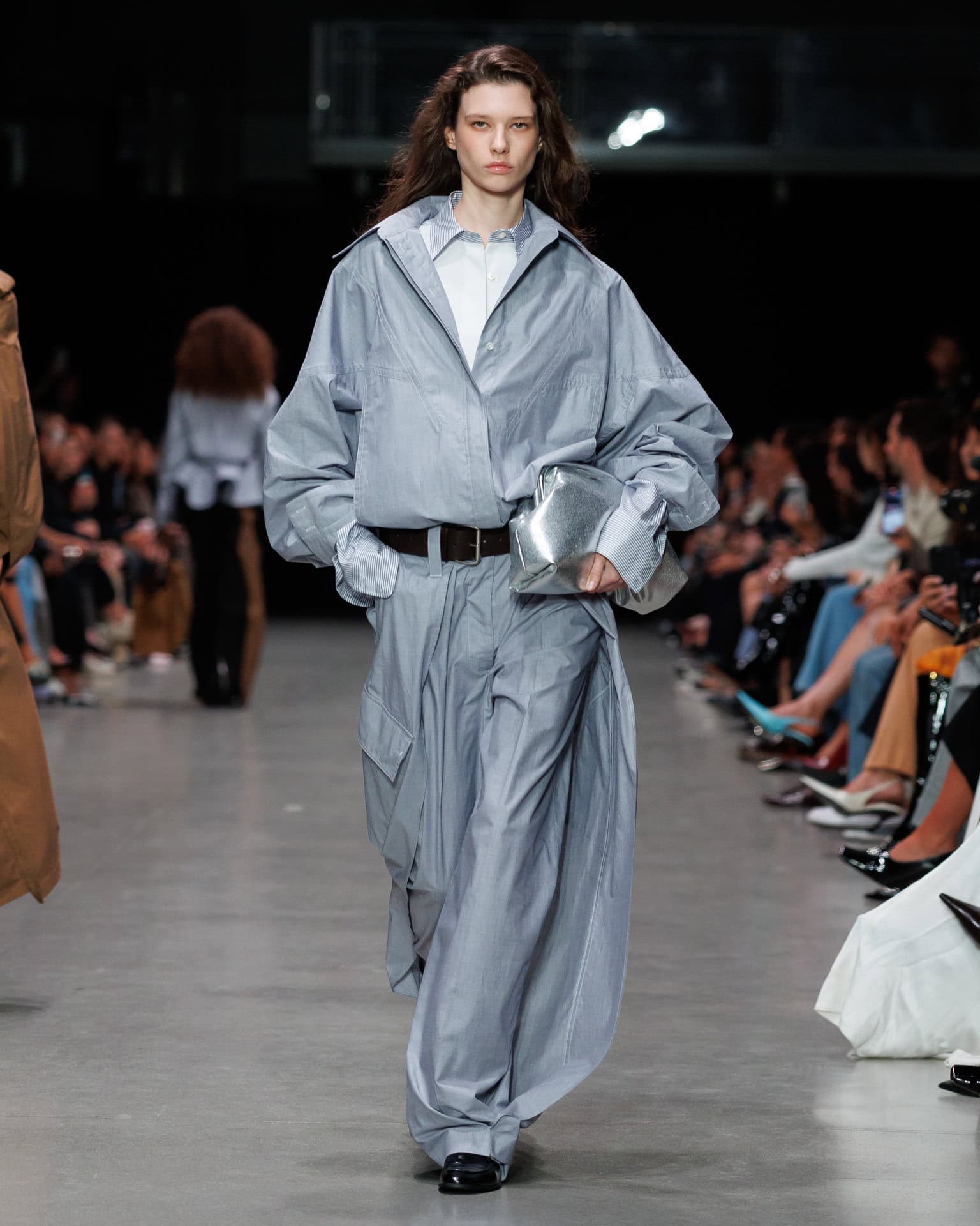 「大胆なオーバーサイズに惹かれたルックです。シャツのレイヤードも新鮮で、日常でも真似したい！ って思いました。シルバーのバッグの合わせも素敵ですよね♡ 」