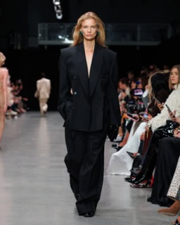 「【ステラ マッカトニー】のジャケットが大好きなのですが、2026年春夏も最高でした! 両サイドが大胆に開いたデザインがカッコよくて、シルエットもすごくキレイ! 」