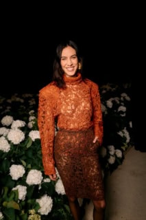 サンローランの2026年春夏コレクションのランウェイショーに来場したアレクサ・チャン