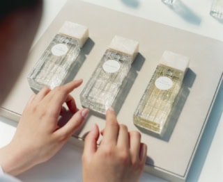 日本のラグジュアリージュエラーTASAKIが2025年10月10日(金)、自社初となるフレグランスコレクション「TASAKI HAUTE PARFUMERIE(TASAKI オート パフューマリー)」を発表。