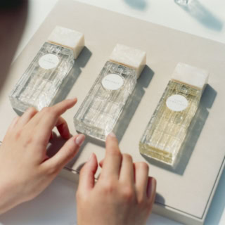 日本のラグジュアリージュエラーTASAKIが2025年10月10日（金）、自社初となるフレグランスコレクション「TASAKI HAUTE PARFUMERIE（TASAKIオートパフューマリー）」を発表。