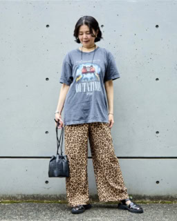 インパクトのある柄は、ラフなTシャツやシックなレザー小物でコーデを引き締めると◎。