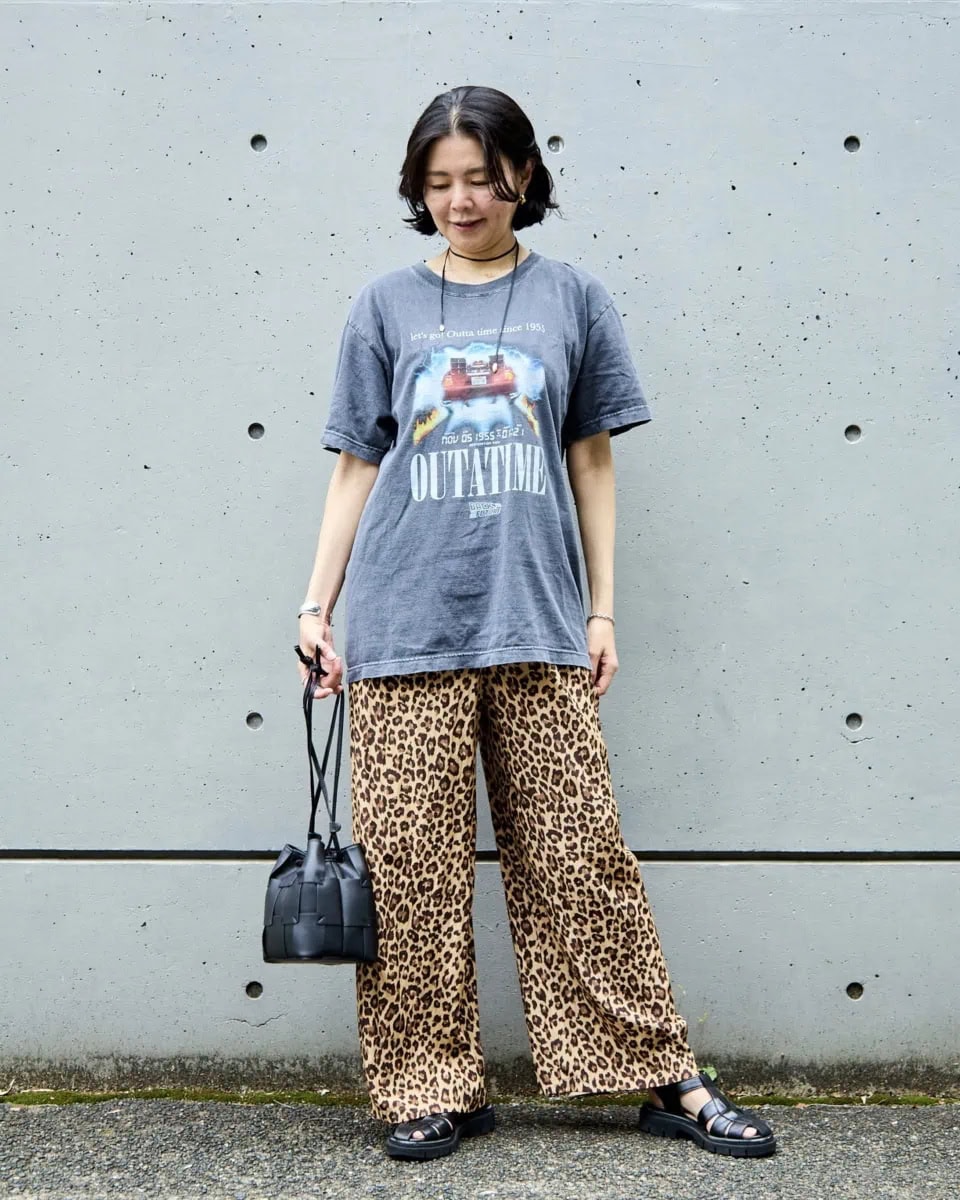 インパクトのある柄は、ラフなTシャツやシックなレザー小物でコーデを引き締めると◎。