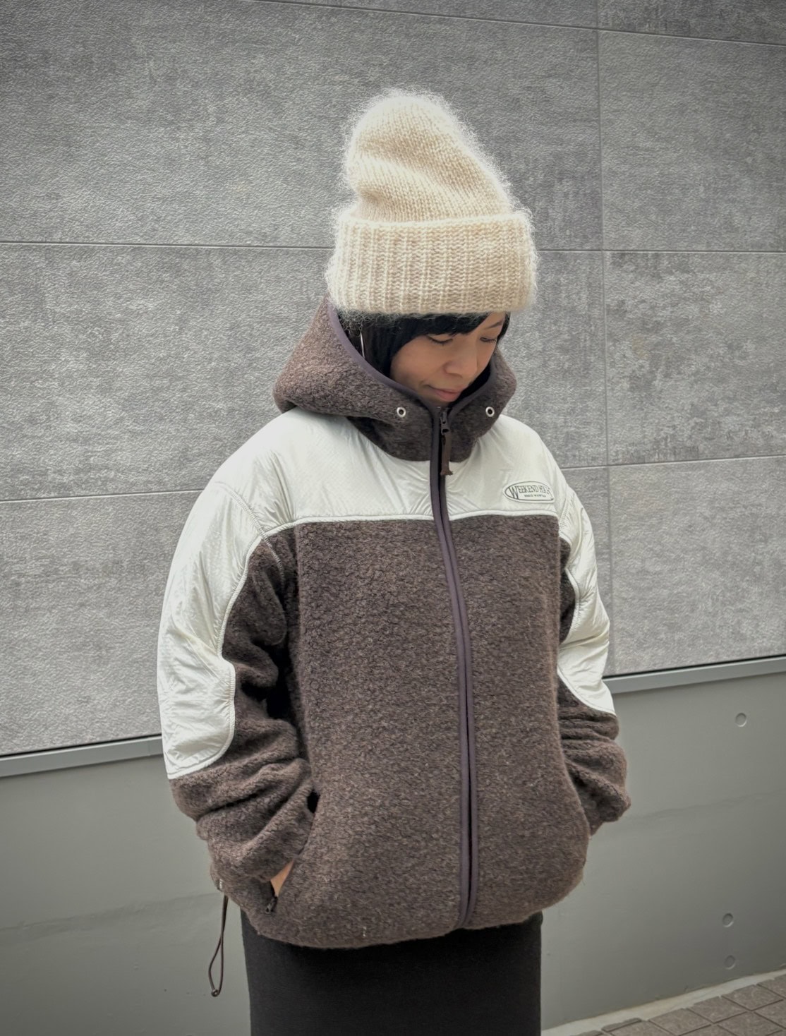 シックなダークブラウンがお気に入り。裾をキュッと絞ってまあるく。ブルゾン￥49,500（ザ シンゾーン／シンゾーン 表参道本店）