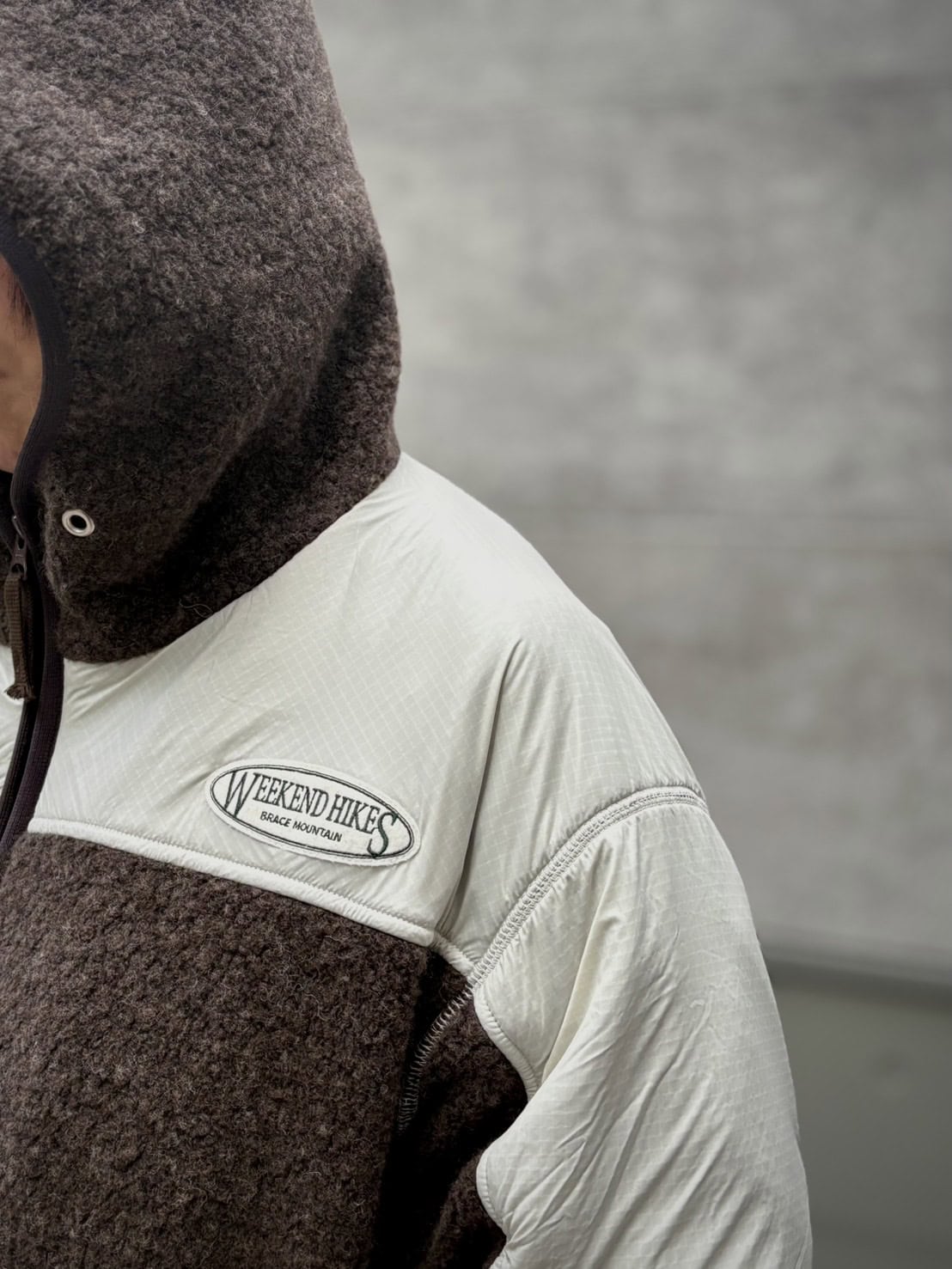 胸元には今シーズンのテーマ「ワンダーフォーゲル」を象徴するスペシャルタグ、通常「山タグ」が。