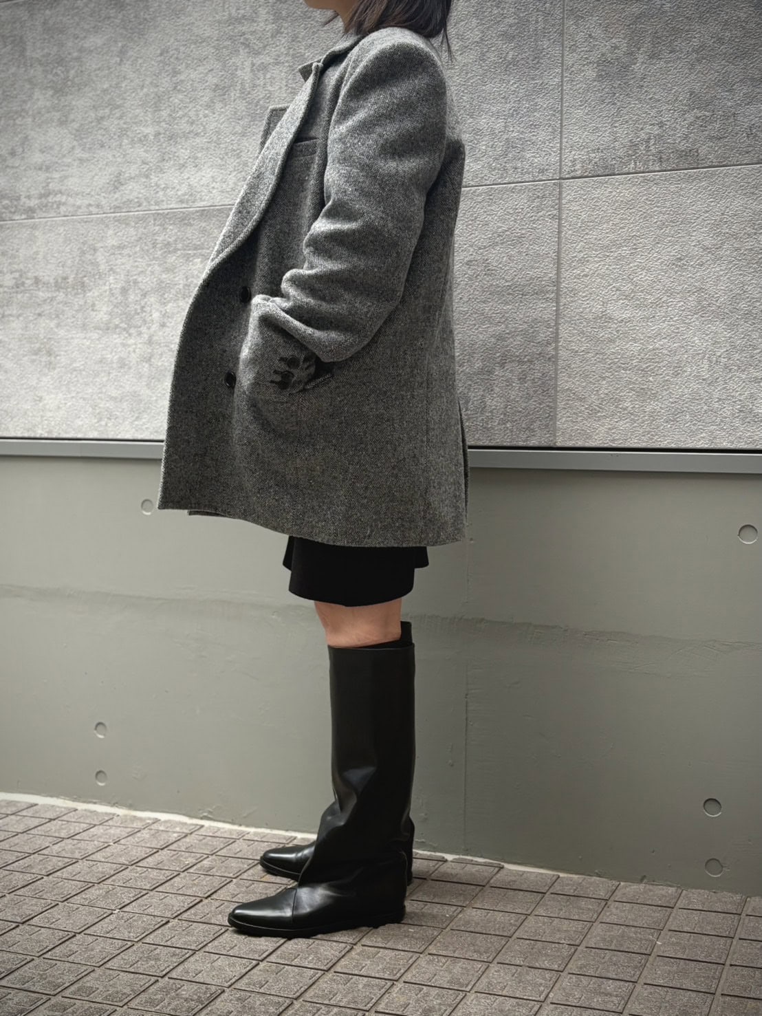 特にお気に入りなのは横からのシルエット。足の甲からスネにかけて斜めに伸びる作りのおかげで脚の太さもメリハリのなさも目立ちません。