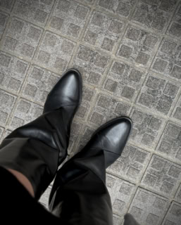 とんがり過ぎず丸過ぎず、四角過ぎずゴツ過ぎず、程よいカーブのトウもGOOD。何よりフラットなので本当に歩きやすい。