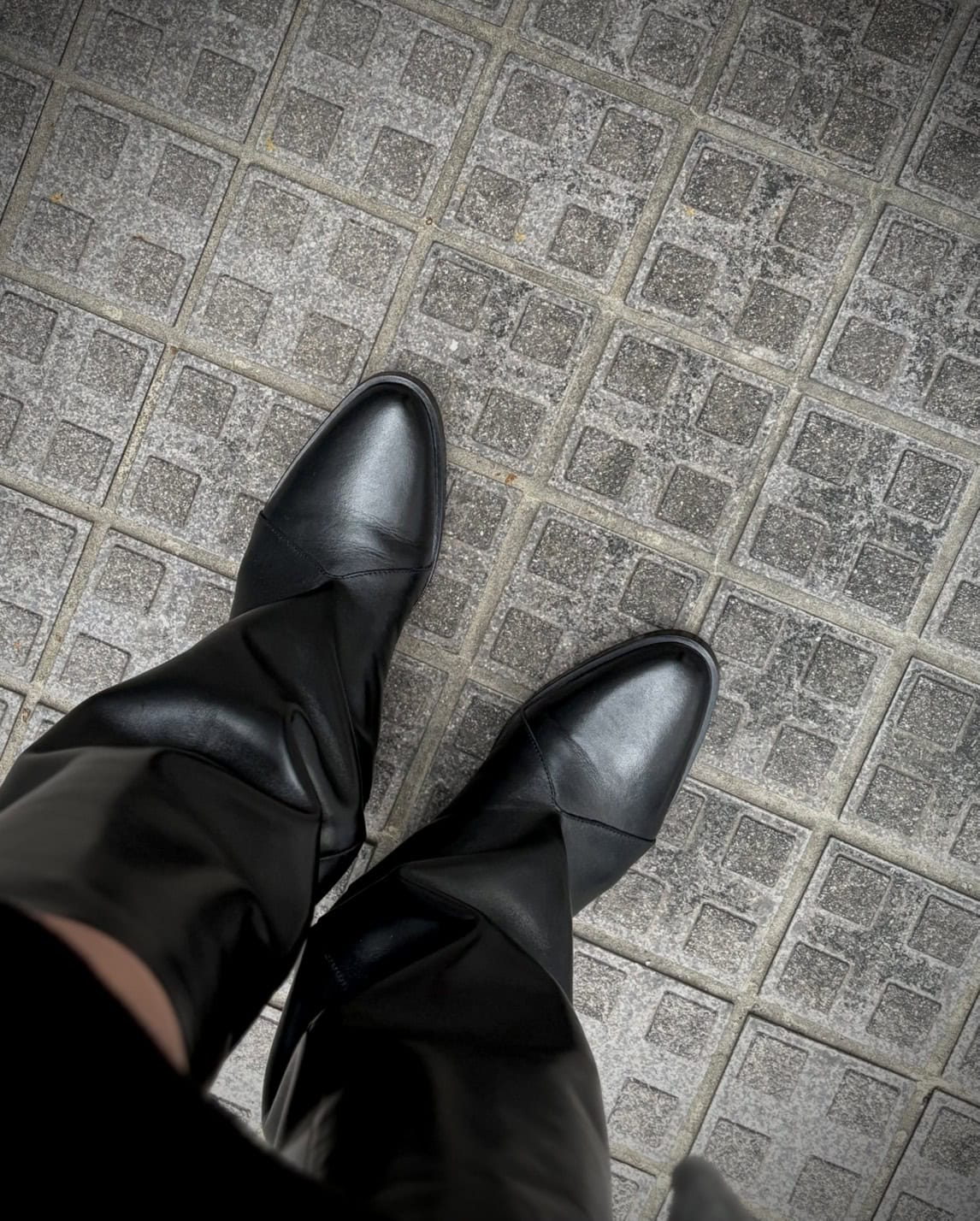 とんがり過ぎず丸過ぎず、四角過ぎずゴツ過ぎず、程よいカーブのトウもGOOD。何よりフラットなので本当に歩きやすい。