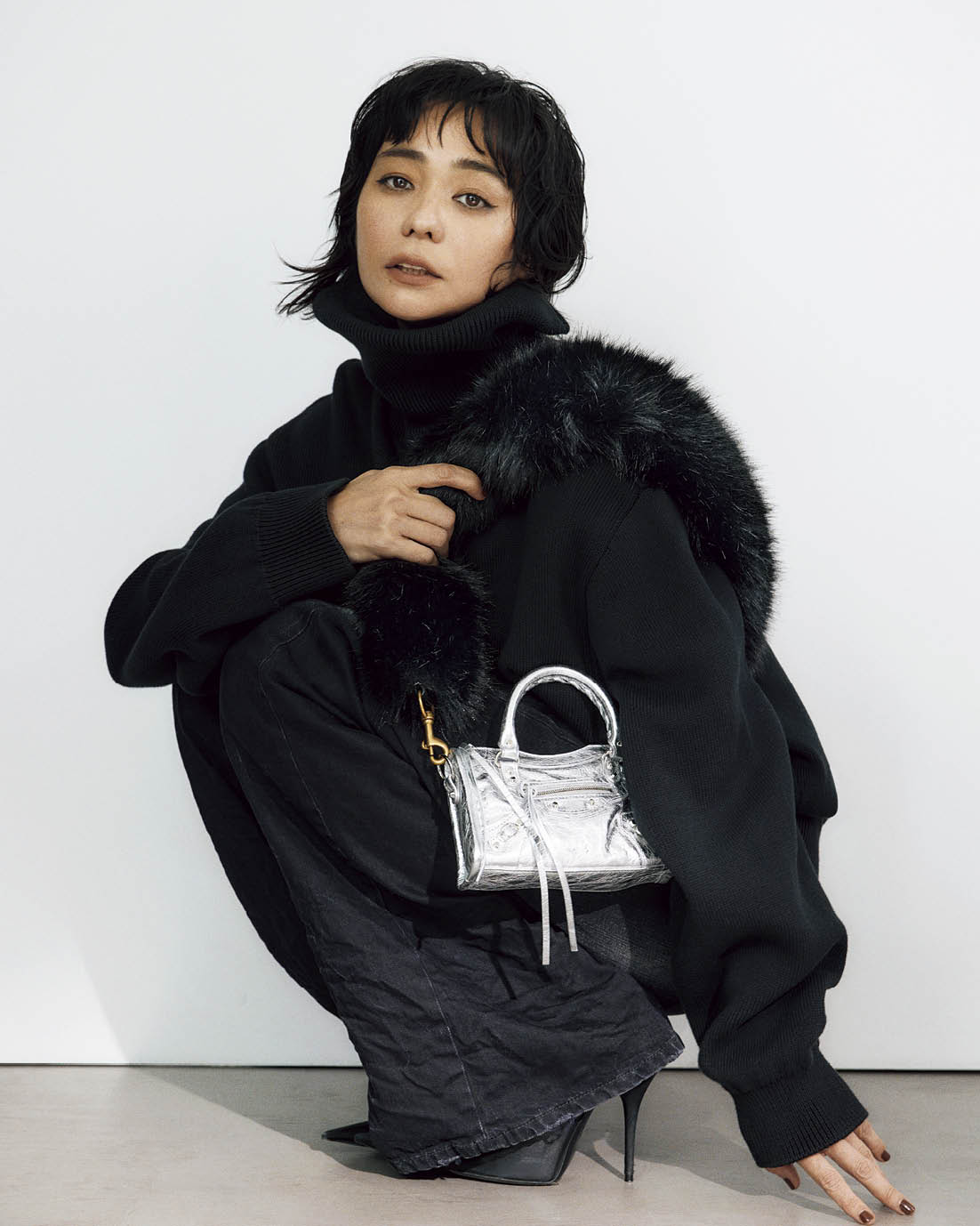 バッグ〈ル・シティ〉［H12×W18×D6.5㎝］¥196,900※取り外し可能なストラップ付き、アニマルフリーファーストラップ¥123,200、ニット¥346,500、パンツ¥198,000※全て予定価格、シューズ※参考商品（全てバレンシアガ／バレンシアガ クライアントサービス）