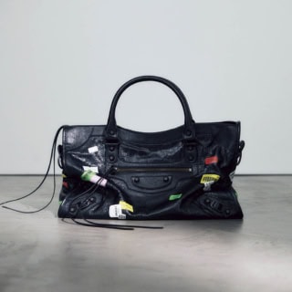 日本限定バッグ〈ル・シティ〉［H24×W38.5×D13.5㎝］ ¥460,900※予定価格・取り外し可能なストラップ付き（バレンシアガ／バレンシアガ クライアントサービス）