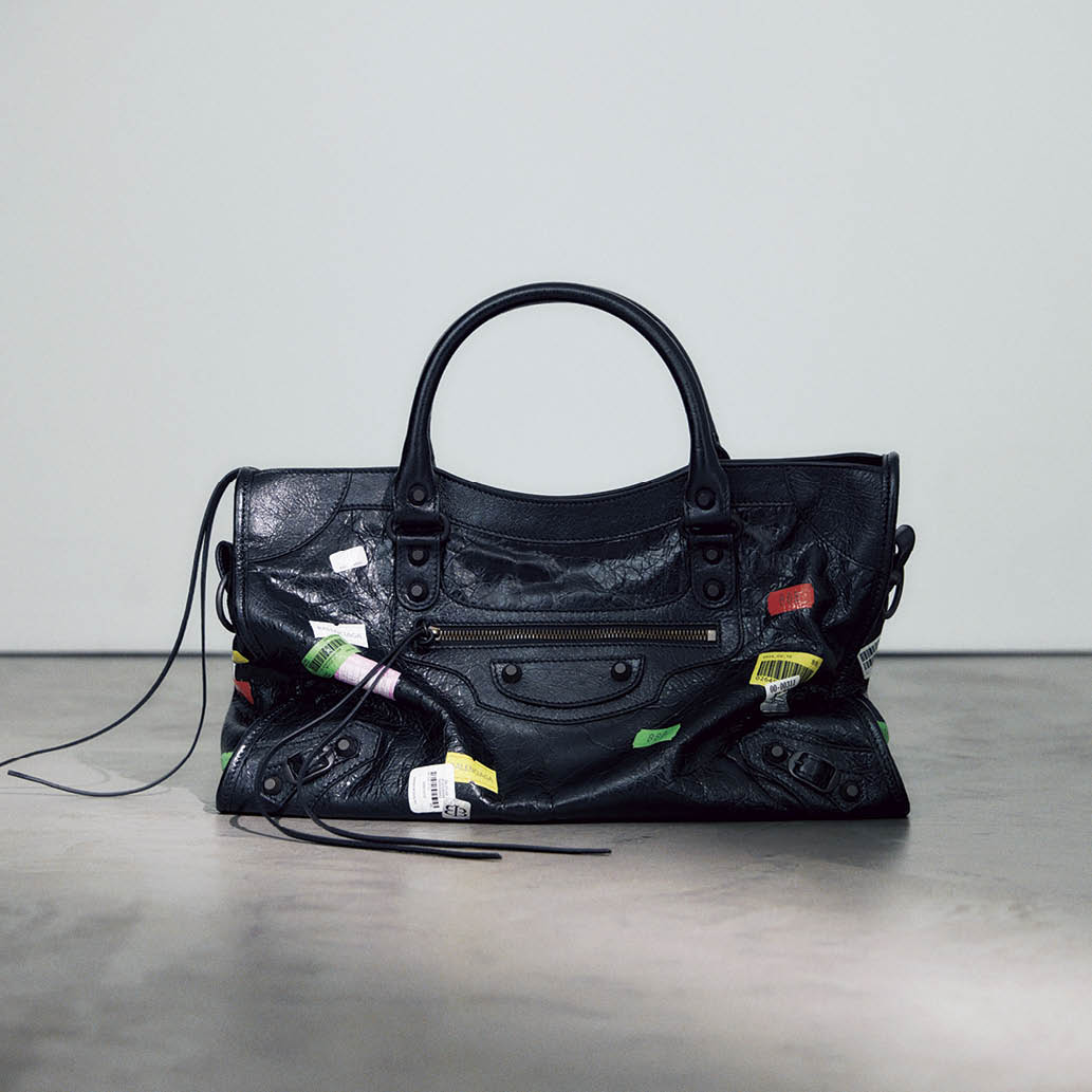 日本限定バッグ〈ル・シティ〉［H24×W38.5×D13.5㎝］ ¥460,900※予定価格・取り外し可能なストラップ付き（バレンシアガ／バレンシアガ クライアントサービス）