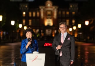 左：小池百合子都知事、右：エスティ ローダー カンパニーズ ジャパン ジェームズ アクィリナ職務執行者社長