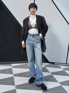 PLAYGROUND×STYLE&EDITのスニーカーは本人私物、ジップボディースーツ￥57,200、ビスチェ￥52,800（共にフミカ ウチダ）、ジャケット￥116,600（リバーバレイト）、デニム￥27,500（リーバイス／全てTHENINE）、その他は本人私物