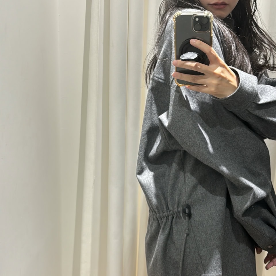 このブランドのお洋服は、素材感と着心地に本気でこだわり、韓国国内の生産を拠点にしつつも、日本の素材を採用したものは、日本で仕立てることも。