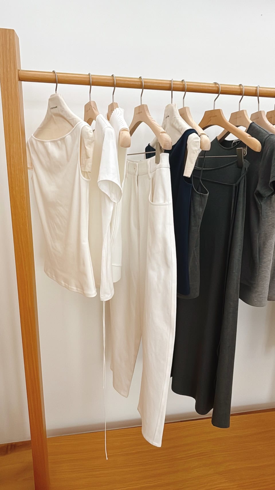 薬水(ヤクス)にあるショールームがとても素敵で、店内の家具はウネさんのご自宅で使用していたものを配置。