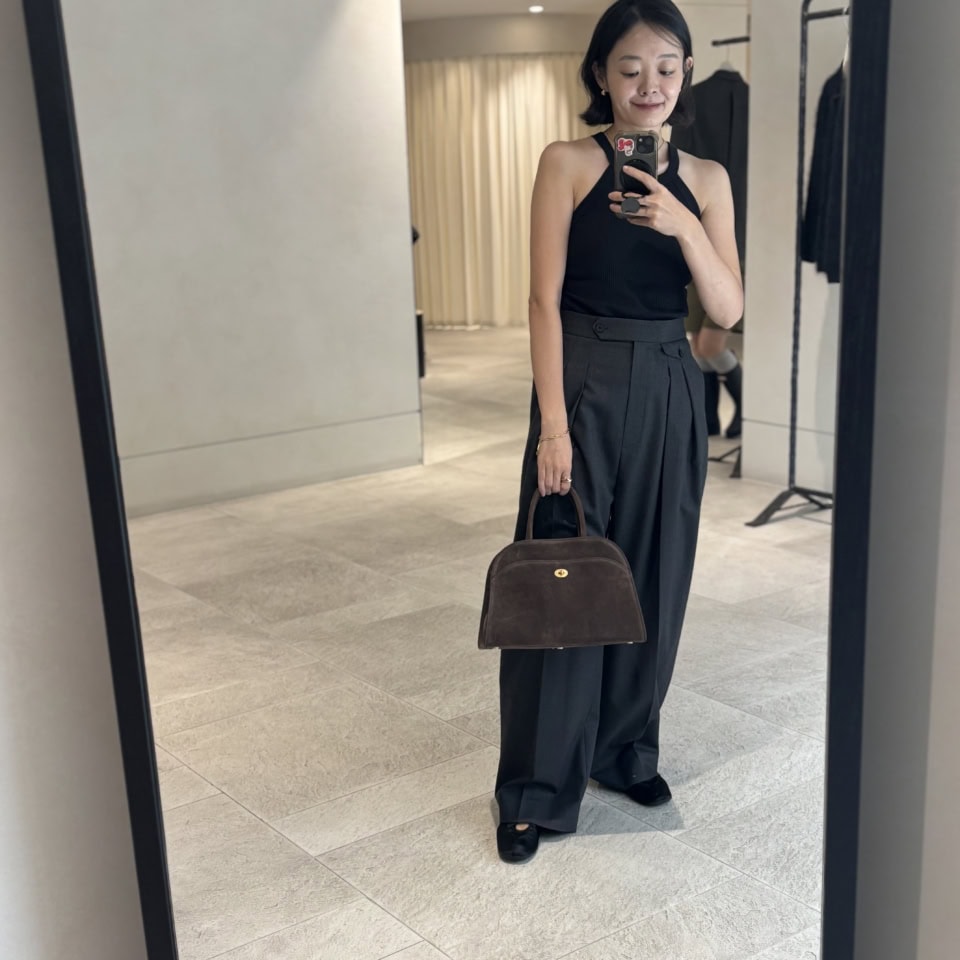 一見シンプルなデザインですが、身に着けてみると、女性らしいラインをキレイに表現してくれるシルエットがたまらなく素敵。