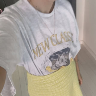 また、彼女の愛犬・スキをプリントしたTシャツコレクションは、保護犬へのチャリティTシャツとして寄付活動も行われています。