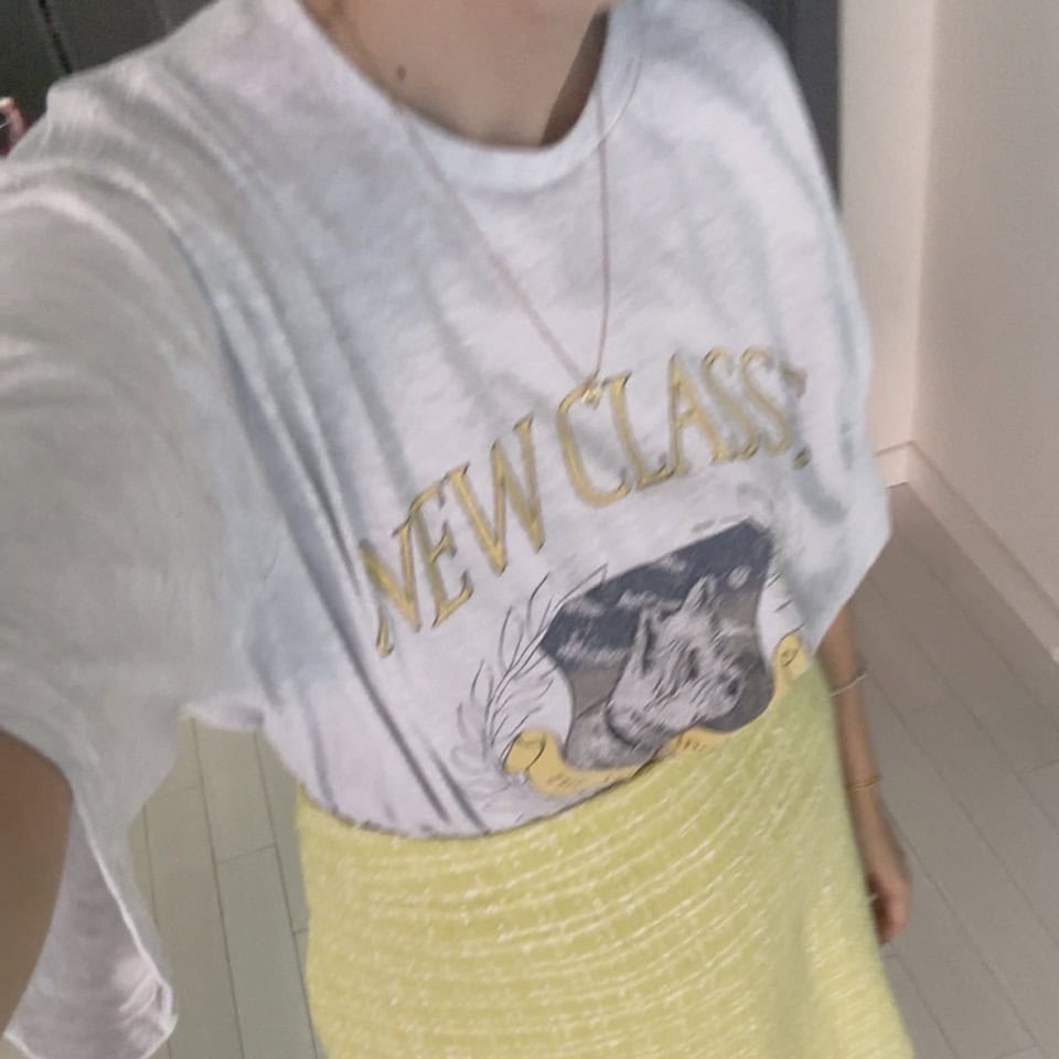 また、彼女の愛犬・スキをプリントしたTシャツコレクションは、保護犬へのチャリティTシャツとして寄付活動も行われています。