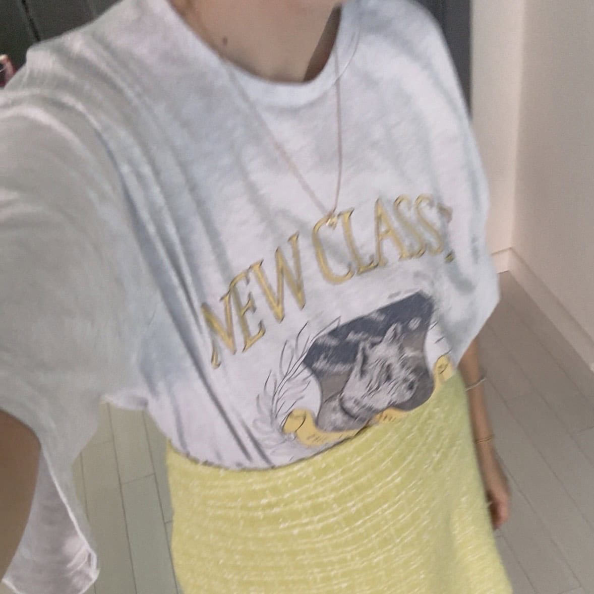 また、彼女の愛犬・スキをプリントしたTシャツコレクションは、保護犬へのチャリティTシャツとして寄付活動も行われています。