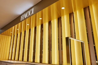 新しく生まれ変わった店舗は、ブランドの象徴である「蜂蜜カラー」と「ミツバチの巣」をモチーフにデザイン。まるではちみつの香りに包まれるような幸福感に満ちた空間が広がります！